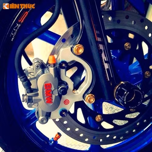 "Dàn chân" trên chiếc xe này cũng đã được chú trọng đặc biệt. Trong đó ở phía trước, chiếc xe đã được trang bị mâm 6 cánh xoắn kèm đĩa từ Honda NSR150R, kèm theo heo Brembo được trang bị cho xe BMW và chống đổ trục Solute.