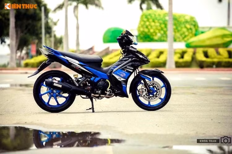 Để "lột xác" chiếc Exciter 135 của mình trở nên "độc" và hấp dẫn hơn, một biker tại Trà Vinh đã đầu tư trang bị cho chiếc xe hàng loạt các đồ chơi "hàng hiệu" quen thuộc, cũng như sơn lại dàn vỏ và gắn cho chiếc xe biển số đẹp.