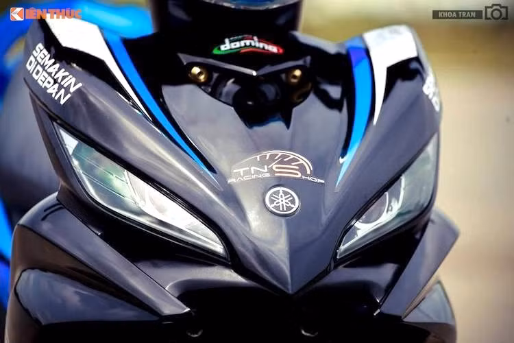 Không cầu kỳ và màu mè, chiếc Exciter 135 độ này đã được chủ xe sơn lại toàn thân với màu đen, sau đó dán lên mình bộ tem mới với 2 gam màu cơ bản là trắng và xanh, khiến chiếc xe trở nên thể thao hơn.