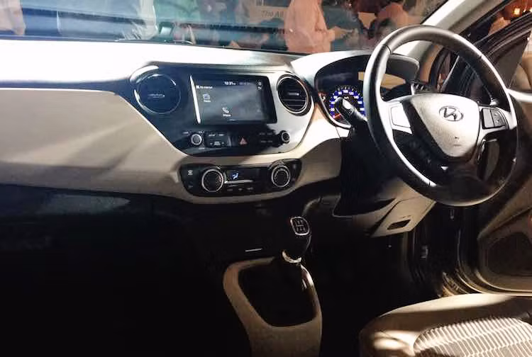 Trong khi có ngoại thất với khá nhiều điểm mới thì ở bên trong cabin, Xcent 2017 chỉ được nâng cấp nhẹ. Ngoài các lựa chọn màu sắc và vải nỉ bọc nội thất mới, chiếc xe còn được trang bị hệ thống thông tin giải trí với màn hình màu cảm ứng 7 inch trên bảng điều khiển trung tâm, có hỗ trợ kết nối smartphone Apple Carplay và Android Auto.