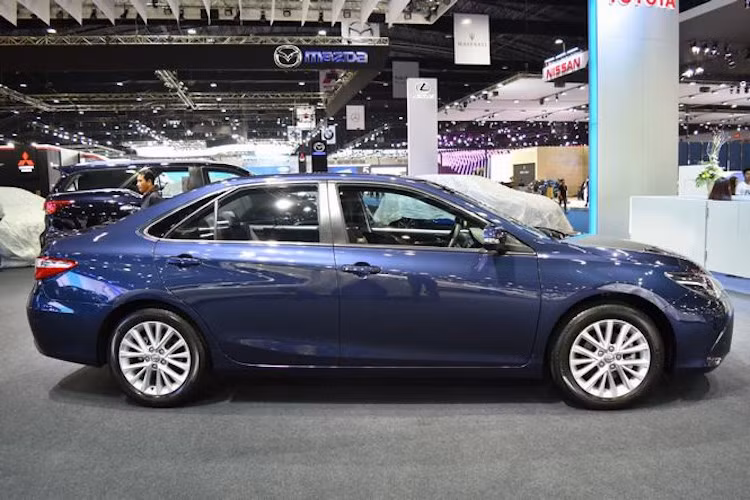 Do dựa trên Camry phiên bản Mỹ nên ở hai bên thân xe, Camry ESport cũng có điểm khác biệt là một thanh nẹp nhựa đen nằm trên cột C cạnh cửa sau, tạo cảm giác như các cửa kính bên kéo dài hơn. Bộ mâm của chiếc xe cũng có thiết kết nhiều nan như bản Camry châu Á, đi kèm với lốp thể thao.