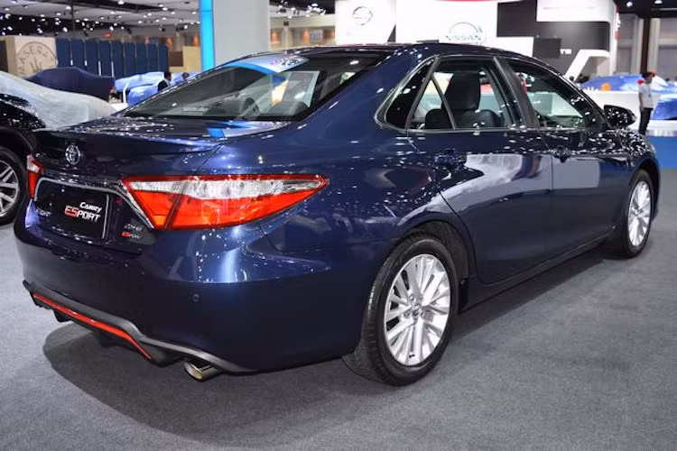 Tại thị trường Thái Lan, phiên bản Camry ESport được bán với giá 1,639 triệu Baht (tương đương 1,08 tỷ đồng) - đắt hơn phiên bản Camry 2.5 bình thường 70000 Baht (46,2 triệu đồng).