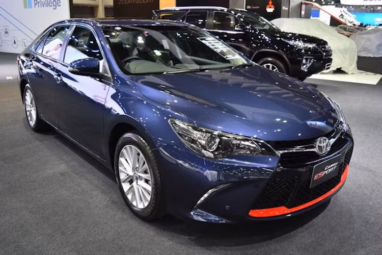 Vẫn sử dụng động cơ 2.5l 4 xi-lanh của phiên bản bình thường, nhưng Camry ESport có công suất 184 mã lực, cùng với mô-men xoắn cực đại từ 231 lên thành 235 Nm. Hộp số tự động của phiên bản thường cũng tiếp tục được sử dụng cho xe, với chế độ sang số bằng cần gạt sau vô-lăng. Toyota cũng đã cải tiến nhẹ hệ thống treo của xe để đem tới càm giác lái thể thao.