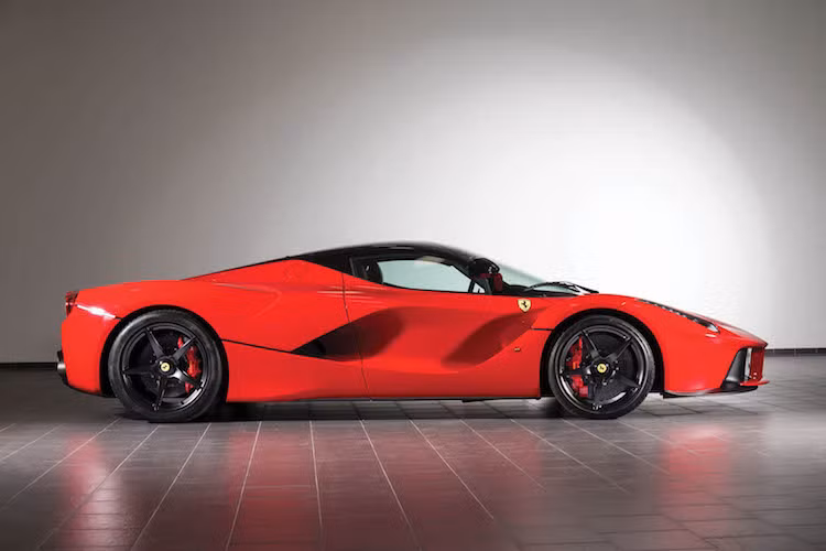 Những phiên bản ý tưởng đầu tiên của LaFerrari, với tên gọi Manta và Tensostruttura được công bố lần đầu tiên tại Bảo tàng Ferrari ở Maranello, Ý vào năm 2011. Sở hữu kiểu dáng vừa "sexy", vừa mang đặc tính khí động học nổi bật, LaFerrari đã được "chấp bút" bởi trung tâm thiết kế của chính Ferrari, dưới sự giám sát của nhà thiết kế Flavio Manzoni.