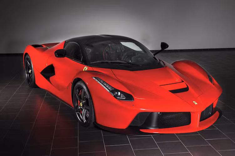 Có số lượng sản xuất chỉ 499 chiếc, LaFerrari là một mẫu xe siêu hiếm và siêu đắt khi mỗi chiếc có giá khởi điểm hơn 1 triệu USD khi mới ra. Tuy nhiên hiện nay, do cả 499 chiếc đã được bán hết nên một chiếc LaFerrari cũ có giá dao động tới 3 triệu USD.