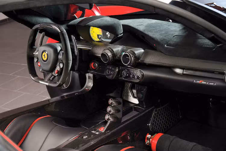 Ở bên trong nội thất, LaFerrari sở hữu thiết kế tối giản và mang đậm phong cách xe đua. Để giảm trọng lượng, bảng táp-lô và bệ trung tâm của chiếc xe đã được làm hoàn toàn từ sợi carbon giống như chassis, đồng thời có số nút bấm được tối giản ít nhất có thể. Bảng đồng hồ của xe là một màn hình hiển thị màu đa thông tin, trong khi nhiều nút công tắc đã được dời lên vô-lăng kiểu xe đua.