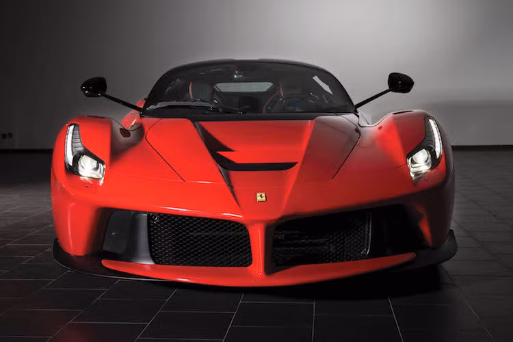 Là siêu xe đỉnh cao kế thừa chiếc Ferrari Enzo ra mắt hồi năm 2002, quá trình phát triển LaFerrari đã được Ferrari "thai nghén" từ khoảng năm 2007. Hãng đã sử dụng các dữ liệu thu thập được từ những chiếc Enzo Ferrari "bản đua" FXX trong khi nghiên cứu chế tạo chiếc xe.