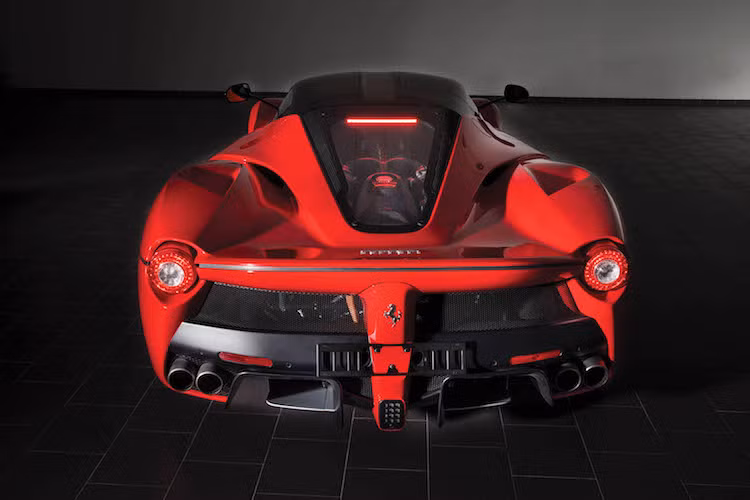 Chiếc LaFerrari trong bài viết này được giao cho chủ xe tại Ý vào tháng 4/2014 nhưng mới chỉ chạy được hơn 180 km và ở trong tình trạng như mới. Nó có màu đỏ truyền thống của Ferrari là Rosso Corsa cùng mui đen và chuẩn bị được đưa ra đấu giá tại lễ hội xe "quý tộc" Concorso d'Eleganza Villa d'Este với giá dự kiến cao nhất lên tới 3,2 triệu Euro (tương đương 77,3 tỷ đồng).