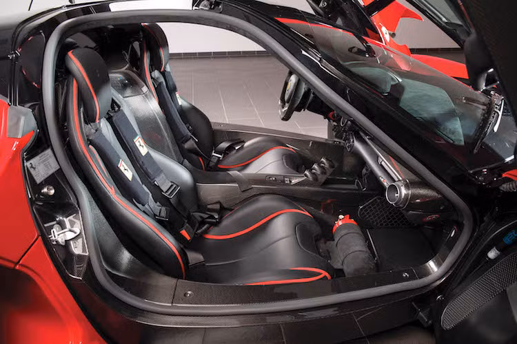Ngay cả những ghế ngồi của LaFerrari cũng là ghế thể thao theo phong cách xe đua với khung xương bằng sợi carbon và dây đai an toàn 4 điểm. Mặc dù vậy, cabin của xe vẫn khá sang trọng khi được bọc da cao cấp kết hợp với vải nhung alcantara trọng lượng nhẹ.