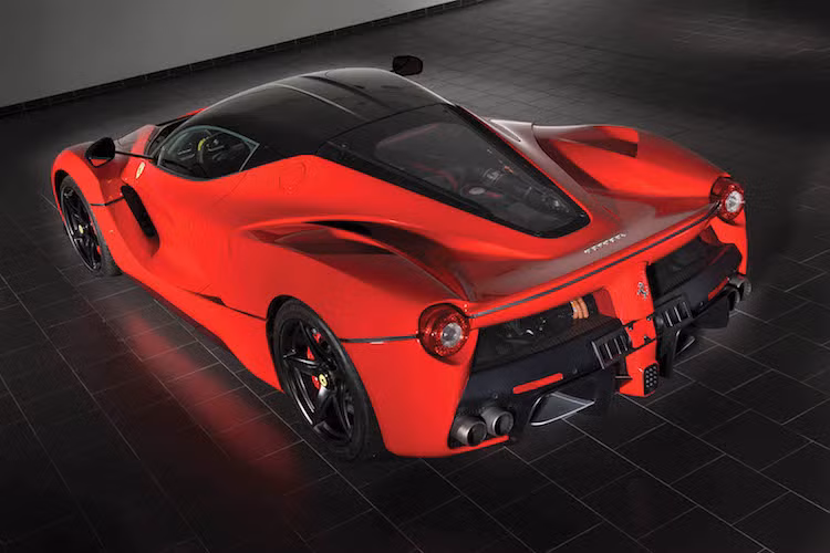 Điều này đã khiến LaFerrari trở thành chiếc siêu xe Ferrari đỉnh cao đầu tiên không do hãng thiết kế nổi tiếng của Ý là Pininfarina tạo kiểu dáng. Các kích thước D x R x C của xe lần lượt là 4702, 1992, 1116 mm cùng trục cơ sở dài 2650 mm. Dù là một siêu xe hybrid nhưng LaFerrari chỉ có trọng lượng ướt 1585 kg.