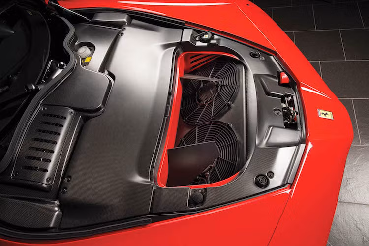 Do có vị trí đặt quạt tản nhiệt ở phía trước và một phần bị chiếm bởi bộ dụng cụ sửa chữa đi kèm, khoang hành lý phía trước mũi xe của LaFerrari có thể tích "siêu nhỏ", chỉ đạt 39,6 lít. Khoang hành lý của xe được bảo vệ khỏi nhiệt độ bởi một nắp che bằng nhựa phía trên.