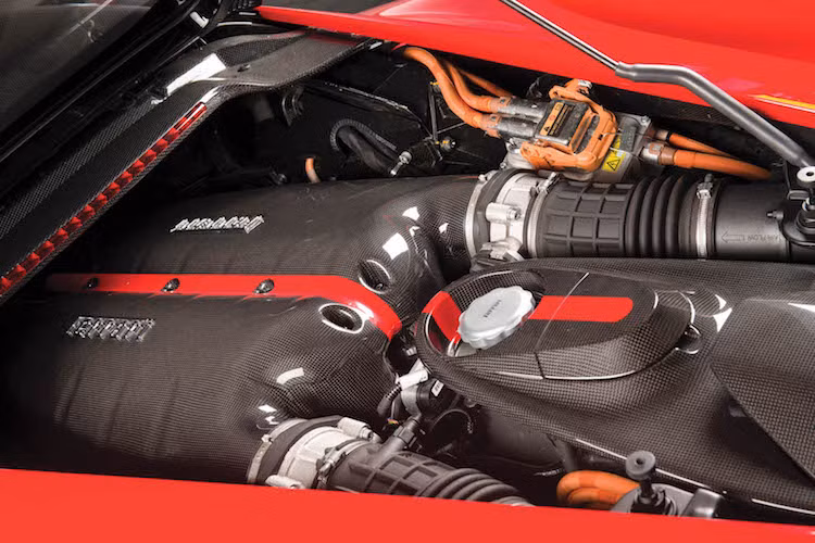 So với các đối thủ, LaFerrari vẫn giữ được sự "thuần khiết" của một siêu xe truyền thống với khối động cơ V12 6.3l nạp khí tự nhiên 789 mã lực, bên cạnh mô-tơ điện 161 mã lực để đạt tổng công suất 950 mã lực cùng mô-men xoắn 950 Nm.