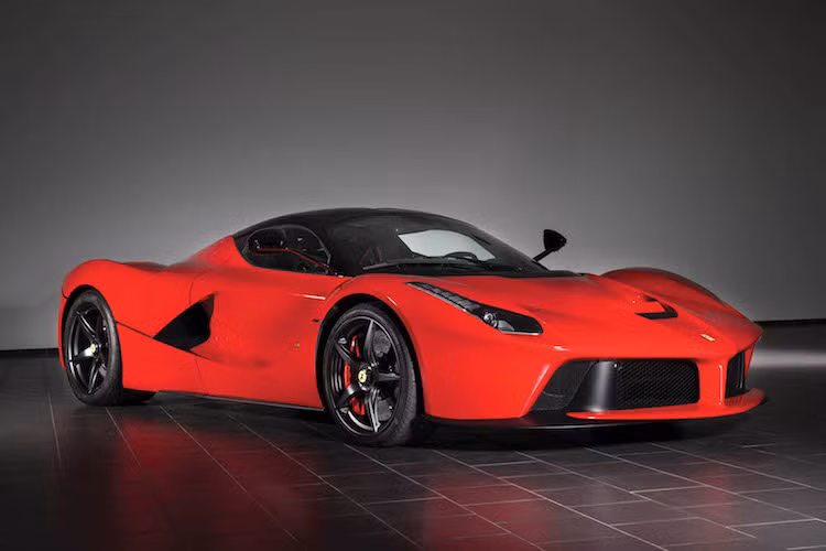 Ra mắt lần đầu tại triển lãm Geneva năm 2013, siêu xe Ferrari LaFerrari là một trong 3 mẫu xe đại diện cho thế hệ siêu xe mới với hệ động lực xăng - điện hybrid, bên cạnh McLaren P1 và Porsche 918 Spyder. Tên gọi LaFerrari trong tiếng Ý nghĩa là "chiếc Ferrari", mang hàm ý chiếc xe có đầy đủ những đặc tính "định nghĩa" một siêu xe Ferrari đích thực.