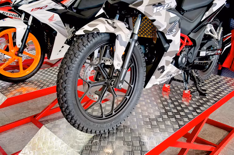 Tại cuộc thi Winner độ diễn ra gần đây, một người chơi xe tên Nguyễn Thắng Thống tại Sài Gòn đã góp mặt với bản độ adventure đơn giản nhưng hiệu quả. Trên bản độ này, chủ xe đã giữ nguyên vành và hệ thống phanh nguyên bản của Winner nhưng nâng cấp lốp trước sau thành lốp gai và phuộc có hành trình lớn hơn.