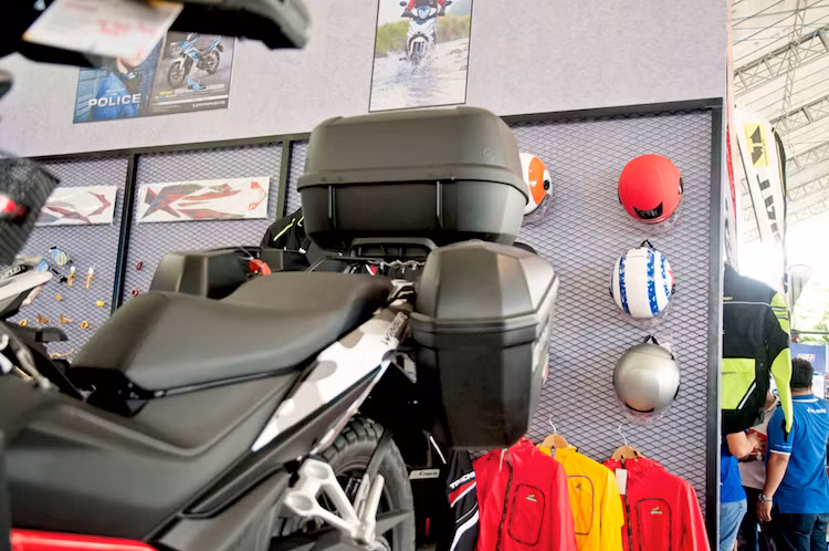 Nằm hai bên thân xe, ở khu vực động cơ là bộ khung thép bảo vệ cho cỗ máy DOHC xi-lanh đơn 150 cc của Winner, trong khi két làm mát của xe cũng được che chắn cẩn thận bởi lưới nhôm CNC. Ở phía sau, với cặp thùng Givi hai bên và thùng sau, chủ xe có thể cất giữ an toàn những vật dụng cần thiết cho một chuyến "phượt".