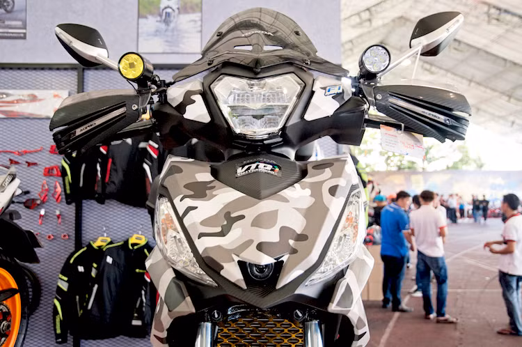 Dù không có kính chắn gió cao như những chiếc adventure đích thực, nhưng chiếc xe này vẫn sở hữu "mào" gió chính hãng từ Honda, hạn chế phần nào gió tạt vào mặt người lái. Toàn bộ dàn vỏ của xe không có thay đổi nào, chỉ được trang trí bằng các họa tiết rằn ri cực "bụi".