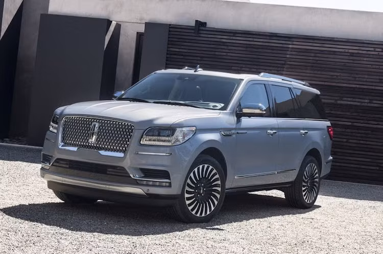 Xuất hiện lần đầu dưới dạng xe ý tưởng cách đây gần 1 năm, Lincoln Navigator có kiểu dáng gần như không thay đổi so với phiên bản ý tưởng. Dựa trên cơ sở dòng SUV cỡ lớn Expedition thế hệ mới của hãng mẹ Ford, tuy nhiên Navigator mới sở hữu thiết kế mang đậm ngôn ngữ của Lincoln với cụm lưới tản nhiệt đặc trưng và các đèn pha LED mới hiện đại.