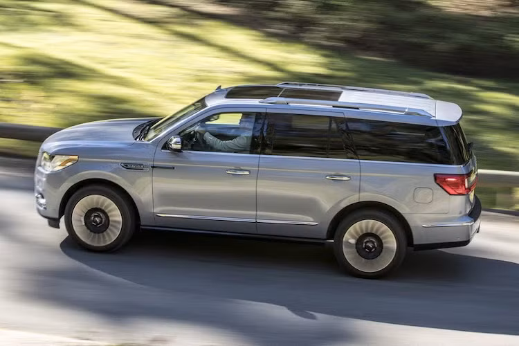 So với thế hệ trước, Navigator mới có trọng lượng nhẹ hơn nhờ thân xe được làm từ nhôm. Xe chỉ có duy nhất một phiên bản động cơ động cơ 3.5l EcoBoost V6 tăng áp với công suất khoảng 450 mã lực, kết hợp với hệ dẫn động 4 bánh với khóa vi sai điện tử và hộp số tự động 10 cấp.