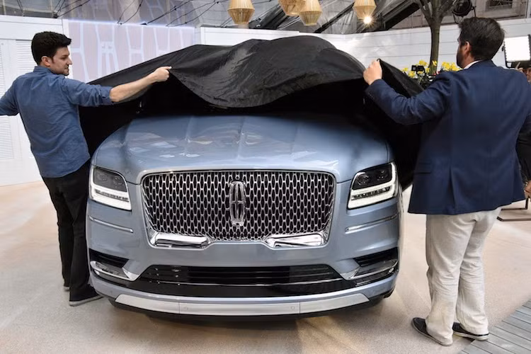 Khi nhắc tới những chiếc SUV hạng sang cỡ lớn tới từ Mỹ, 2 tên tuổi nổi bật nhất được nhắc tới là Lincoln Navigator và Cadillac Escalade. Sau khi đối thủ Escalade đã có thế hệ mới từ năm 2014 và đạt được nhiều thành công, chiếc Lincoln Navigator 2018 hoàn toàn mới đã vừa được ra mắt, thay cho thế hệ cũ của dòng xe vốn đã ra mắt từ 10 năm trước.