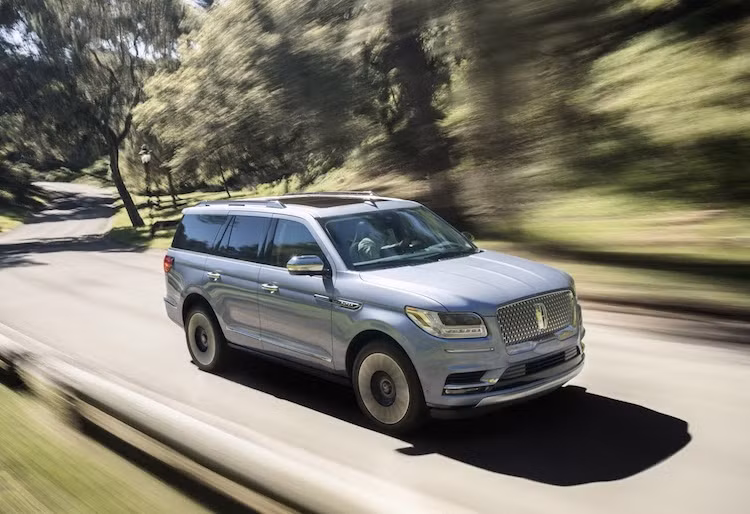 Những trang bị cơ bản khác của chiếc xe bao gồm hệ thống hỗ trợ kéo rơ-mooc, camera 360 độ, hệ thống giữ ga tự động thông minh, 6 cổng USB, 4 ổ điện 12V và 1 ổ điện 110V. Đặc biệt, chiếc xe còn đi kèm dịch vụ thượng lưu Black Label với những lợi ích như bảo dưỡng cao cấp và được đặt hàng nội thất theo 1 trong 3 phong cách Yacht Club, Chalet và Destination.