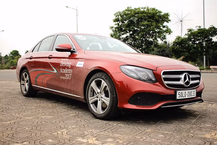 Mới chỉ ra mắt thị trường Thế giới vào tháng 1 năm 2016 nhưng tới tháng 10, thế hệ xe sang hạng E Mercedes E-Class thứ 10 với tên mã W213 đã được đưa về Việt Nam với 2 phiên bản là E200 và E300 AMG. Sau nửa năm có mặt tại thị trường Việt, vào đầu tháng 4/2017 phiên bản tầm trung mới là sedan Mercedes-Benz E250 đã vừa tiếp tục được Mercedes đưa tới các showroom.