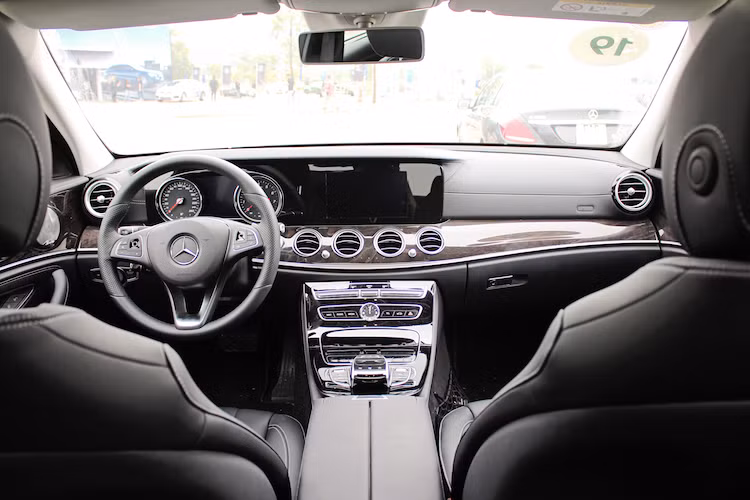 Giống như phiên bản E200, E250 sử dụng bảng đồng hồ theo kiểu truyền thống thay vì là một màn hình 12,3 inch như E300 AMG. Ở ngay bên cạnh, hệ thống thông tin giải trí COMAND của chiếc xe cũng có màn hình với kích thước nhỏ hơn so với bản E300 cao cấp nhất. Giống như những dòng xe Mercedes khác, màn hình này điều khiển qua cụm nút ở bệ trung tâm, không có cảm ứng để người lái tập trung lái xe hơn.