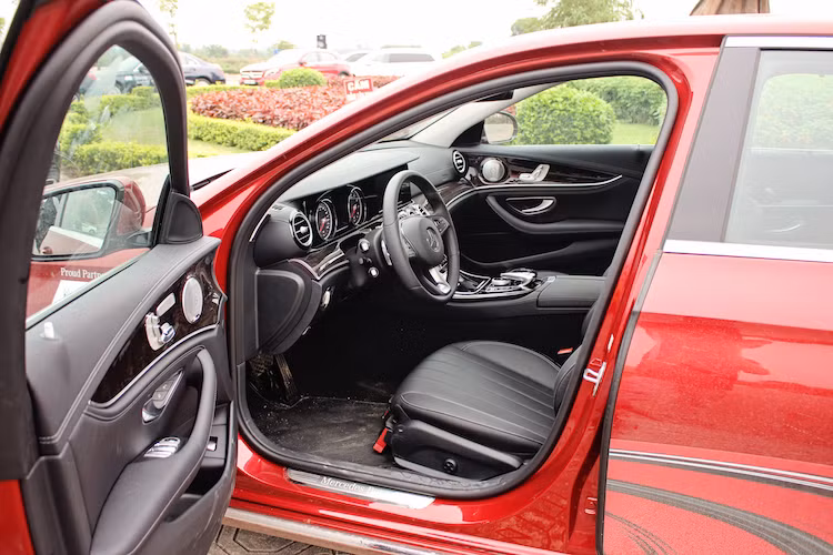 Ở bên trong nội thất, E250 2017 cũng sở hữu bảng táp-lô gợi nhớ về dòng sedan cao cấp nhất hiện nay của Mercedes là S-Class. Bề mặt phía trên bảng táp-lô của xe sử dụng vật liệu ARTICO cao cấp, trong khi các ghế ngồi của xe được bọc da Nappa tương tự E300 AMG. Vô lăng ba chấu thể thao bọc da được tích hợp các nút bấm điều khiển và 2 nút điều khiển cảm ứng nhằm đem lại sự thuận tiện cho người sử dụng.