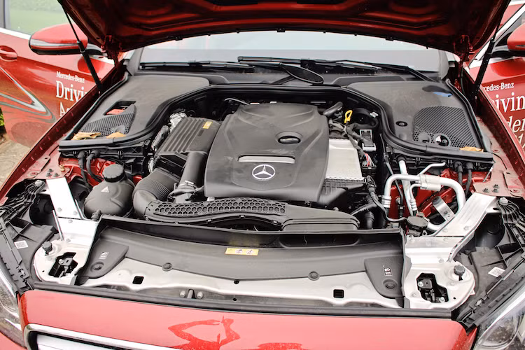 Giống như 2 phiên bản còn lại, E250 AMG cũng được trang bị động cơ tăng áp 2.0l 4 xi-lanh thẳng hàng, dẫn động cầu sau và kết hợp với hộp số tự động 9 cấp 9G-TRONIC. Tuy nhiên trên phiên bản này, Mercedes đã tinh chỉnh lại để cỗ máy 2 lít đạt công suất 211 mã lực và mô-men xoắn cực đại 350 Nm - nằm giữa mức 184 mã lực/300 Nm của E200 và 245 mã lực/370 Nm của E300.