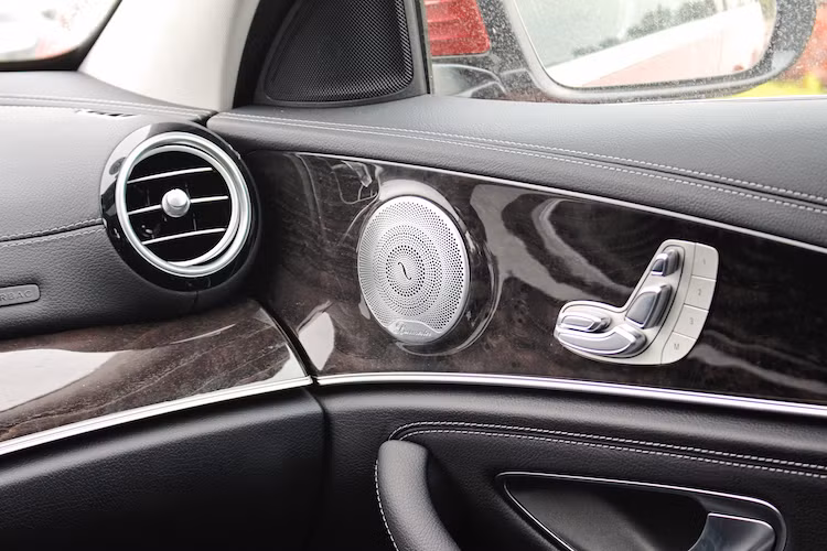 Các chi tiết ốp trang trí bên trong nội thất sử dụng gỗ tần bì. Cũng giống như E300 AMG, E250 sở hữu khá nhiều tiện nghi cao cấp như dàn âm thanh Burmester, hệ thống điều hòa không khí đa vùng kèm tính năng AIR-BALANCE với bộ lọc không khí cao cấp cùng chức năng ion hóa oxy...