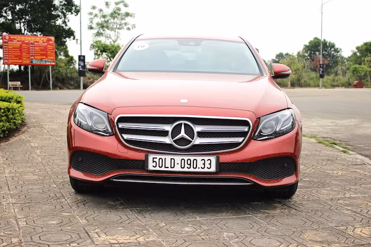 Về thiết kế, cũng giống như 2 phiên bản còn lại, E250 có kiểu dáng mềm mại hơn thế hệ cũ do được áp dụng ngôn ngữ Sensual Purity. Phần đầu xe là sự "tổng hòa" của 2 phiên bản E-Class đã có mặt trước đó là E200 và E300 AMG. Trong đó, cản trước của E250 có thiết kế giống như E200 trong khi lưới tản nhiệt của xe với 2 thanh ngang và logo sao 3 cánh lớn nằm chính giữa lại tương tự như bản E300 AMG.