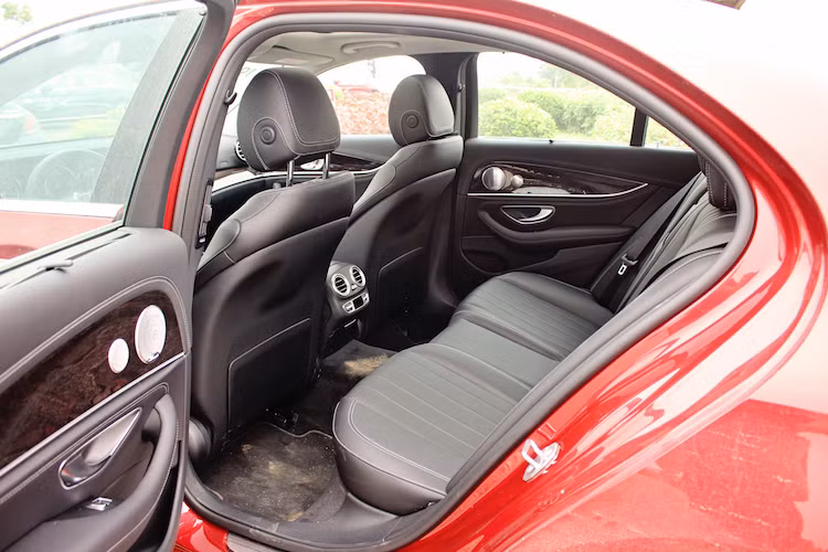 Cũng có cửa sổ trời tuy nhiên khác với E300 AMG, E250 chỉ có một ô cửa kính ở phía trên đầu hành khách hàng ghế trước, không có dạng panorama. Hành khách ở khoang sau cũng sẽ được bảo đảm sự riêng tư và thoải mái tối đa với màn che nắng cửa sổ và màn che nắng kính sau.