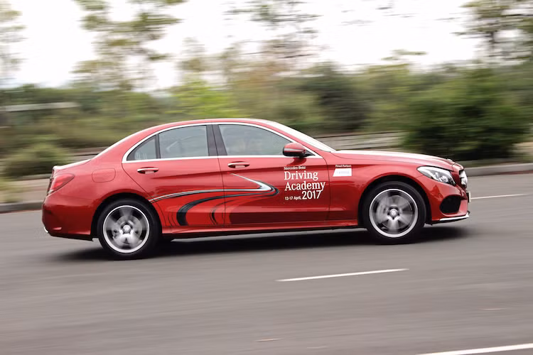 Xe có khả năng tăng tốc từ 0-100 km/h chỉ trong 6,9 giây. Các trang bị an toàn và hỗ trợ người lái của E250 khá đầy đủ với hệ thống hỗ trợ đỗ xe tự động, cảnh báo va chạm, đèn pha thông minh, giữ ga tự động, hỗ trợ khởi hành ngang dốc, ABS, ESP, 9 túi khí trong khoang lái...