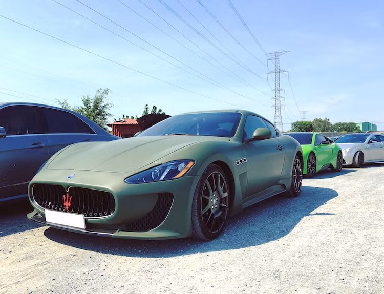 Mẫu siêu coupe 2 cửa hạng sang Maserati GranTurismo cũng có mặt. Chiếc xe này đã được dán decal đổi màu và có điểm đặc biệt là full bodykit của phiên bản Maserati MC Stradale thể thao.