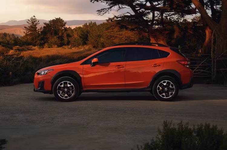 Do được phát triển dựa trên Impreza nên về cơ bản, Crosstrek sở hữu thân xe giống mẫu hatchback 5 cửa nhà Subaru. Để biến chiếc xe thành crossover, hãng đã nâng cao hệ thống treo và ốp xung quanh thân của Crosstrek những tấm nẹp nhựa đen khỏe khoắn hơn. So với Impreza, Crosstrek mới cũng có bộ mâm 18 inch thiết kế 5 cánh chữ Y khác biệt