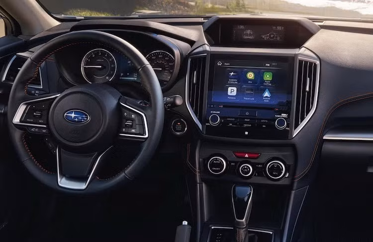 So với phiên bản cũ, Crosstrek thế hệ mới có nội thất được thiết kế với vẻ cao cấp hơn nhờ có các chi tiết đẹp mắt cùng hệ thống thông tin giải trí với màn hình cảm ứng 8 inch trên bảng điều khiển trung tâm. Cũng giống như chiếc Levorg, phía trên bảng táp-lô là một màn hình hiển thị đa thông tin nhỏ khác.