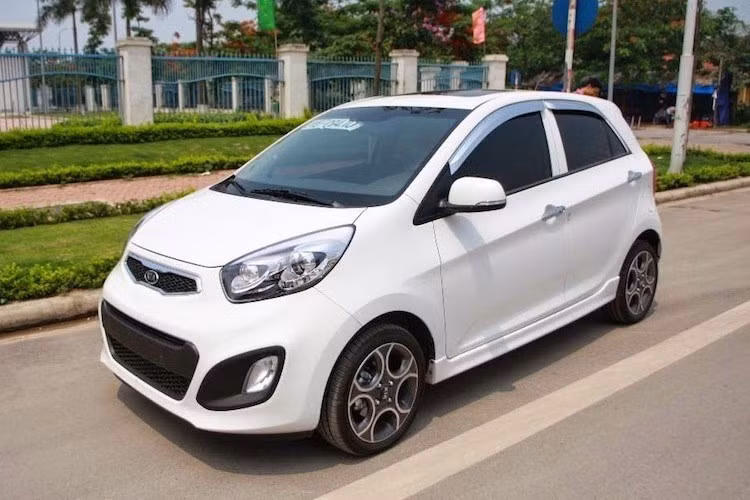 Vươn lên vị trí thứ 4 từ thứ 6 trong tháng 2/2017 là chiếc hatchback hạng A với doanh số bắt đầu lên tới hàng nghìn - đạt 1002 chiếc. Thành công của Morning có thể được lý giải do mức giá rẻ, thương hiệu đã được khẳng định qua cả chục năm và được bán ra thị trường với nhiều lựa chọn phiên bản khác nhau: 1.0MT có giá 327 triệu đồng, EXMT 338 triệu đồng, LXMT 362 triệu đồng, Si MT 385 triệu đồng và Si AT 413 triệu đồng.