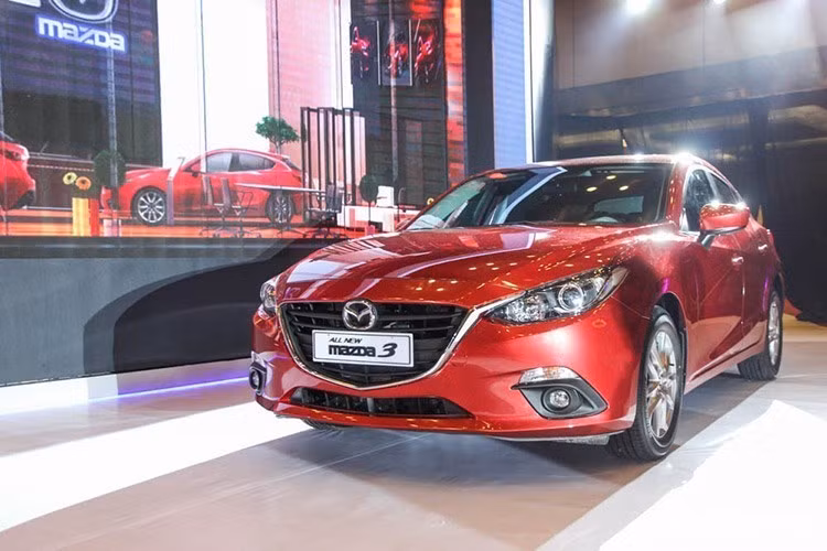 Mẫu hatchback hạng C Mazda 3 trong tháng 2 đã bán được 837 chiếc, xếp ở vị trí thứ 4 trong bảng xếp hạng. Tuy nhiên tới tháng 3, Mazda 3 đã tụt tới 2 bậc dù bán được tới 937 chiếc. Hiện vẫn là một trong những dòng xe Mazda được ưa chuộng tại Việt Nam, Mazda 3 được bán ra thị trường Việt Nam với 3 phiên bản khác nhau có giá bán từ 660 triệu- 784 triệu đồng.