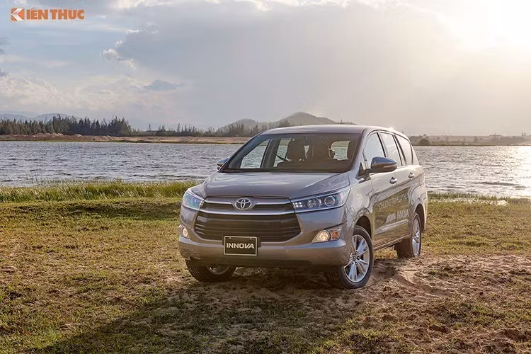 Kể từ vị trí thứ 2 trở đi, danh sách top 10 xe bán chạy của tháng 3/2017 không có sự thay đổi so với tháng 2. Trong đó, đứng thứ 2 là chiếc Toyota Innova thế hệ mới với tổng doanh số 1107 chiếc. Toyota Innova mới có 3 phiên bản, trong đó Innova 2.0E là 793 triệu đồng, Innova 2.0G là 859 triệu đồng và Innova 2.0V là 995 triệu đồng. Trong đó, phiên bản thấp nhất Innova E có doanh số cao nhất, lên tới 872 chiếc.