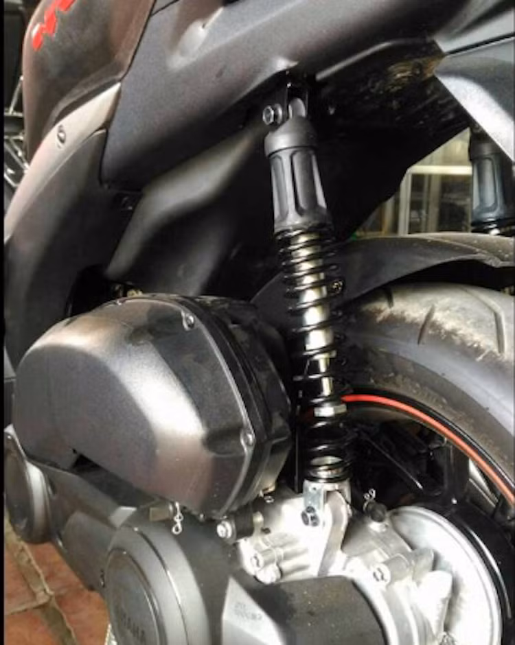 Mới đây nhất, một người dùng NVX tại Việt Nam đã chia sẻ hình ảnh phuộc sau chiếc xe của anh bị gãy lên mạng xã hội. Theo chủ xe, anh mua xe vào tháng 1/2017, vẫn sử dụng phuộc nguyên bản của NVX và cũng nhận thấy hiện tượng cong lò xo và tiếng kêu như nhiều người dùng đã phản ánh.