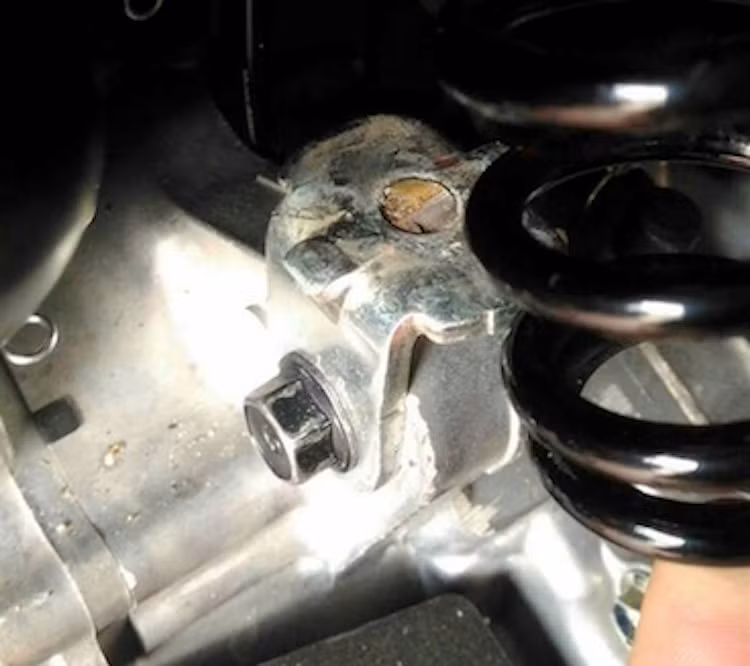 Tuy nhiên, chủ xe cũng thừa nhận rằng anh đã tự xiết ốc ở hai đầu giảm xóc với hy vọng khiến giảm xóc cứng cáp hơn. Tuy nhiên việc xiết chặt này có khả năng khiến biên độ dao động tự do của giảm xóc bị hạn chế, dẫn tới ti phuộc phải chịu sức căng lớn hơn và tự gãy. Hiện tại, đây là trường hợp gãy giảm xóc đầu tiên được ghi nhận trên dòng xe NVX tại Việt Nam.