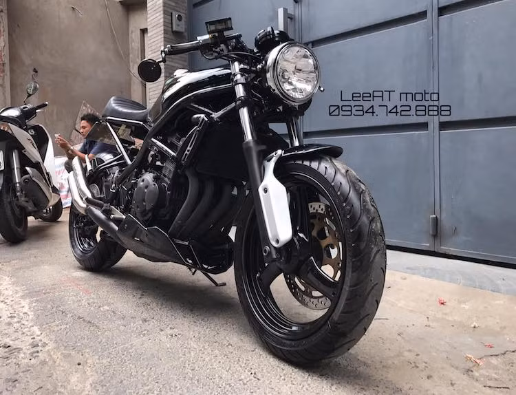 Tại Việt Nam, Suzuki Bandit 250 cũng là một dòng xe có số lượng khá ít. Để khiến chiếc Bandit của mình có kiểu dáng thể thao hơn so với dáng naked bike nguyên bản, một biker tại Sài Gòn đã nhờ tới xưởng độ LeeAT để "mod" nhẹ lại chiếc xe. Sau khi độ lại, chiếc Bandit 250 đã mang dáng cafe racer tối giản nhưng hấp dẫn hơn nhiều.