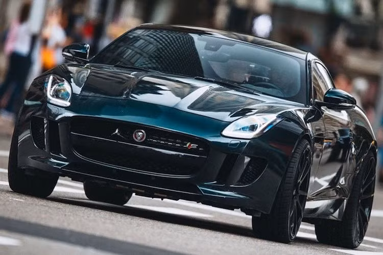 Để có thể hạ được Dom cùng "bà trùm" Cipher đứng sau, Mr.Nobody đã phải nhờ tới sự hỗ trợ của nhân vật phản diện Deckard Shaw do "người vận chuyển" Jason Statham thủ vai. Là một "quý ông" Anh, Deckard Shaw vẫn tiếp tục giữ truyền thống chạy xe sang và siêu xe khi lựa chọn chiếc Jaguar F-Type S.