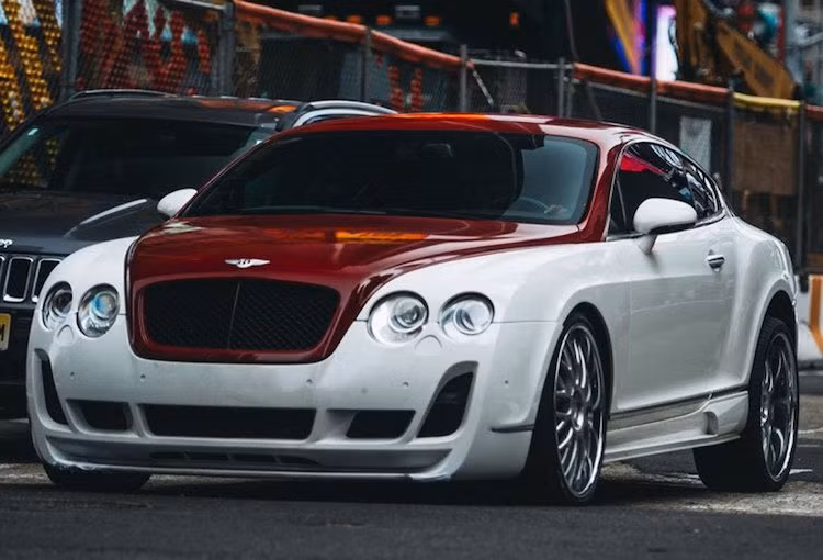 "Cây hài" của nhóm là Roman Pearce chưa bao giờ từ bỏ được thói quen phô trương của mình, chính vì vậy anh đã chọn chiếc coupe siêu sang Bentley Continental GT W12 thế hệ trước với tông màu trắng-đỏ nổi bật. Ngoài ra chiếc xe này còn được độ mâm Work VS-XX bản lớn và bodykit Vorsteiner VR9.