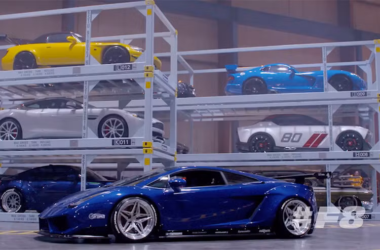 Sau khi Dom phản bội lại đội của mình, những thành viên còn lại đã được nhân vật bí ẩn làm việc cho chính phủ Mỹ Mr. Nobody tụ họp và đưa tới một garage bí mật để chọn xe cho nhiệm vụ tại New York. Garage này chứa hàng trăm chiếc xe độ và siêu xe "hàng khủng", được giới thiệu là tang vật tịch thu của các ông trùm tội phạm tại Mỹ.