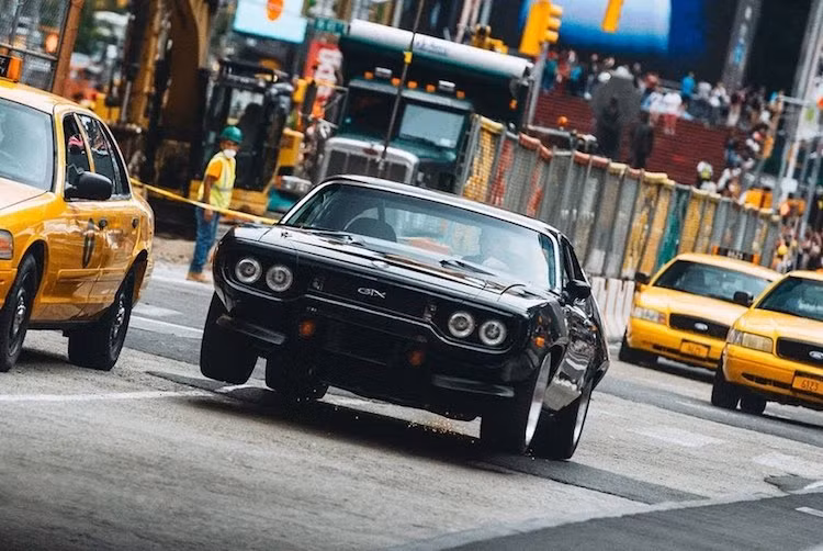 Để cướp vali có mã kích hoạt hạt nhân từ một quan chức chính phủ Nga đang ghé thăm New York, Dom vẫn giữ nguyên sở thích chạy xe "cơ bắp" Mỹ của mình và chọn chiếc Plymouth GTX đời 1971. Chiếc xe này được anh độ cực "khủng" với động cơ mạnh ít nhất 2000 mã lực, khiến nó có thể thoát khỏi những sợi cáp kìm hãm bắn ra từ xe của những nhân vật khác.