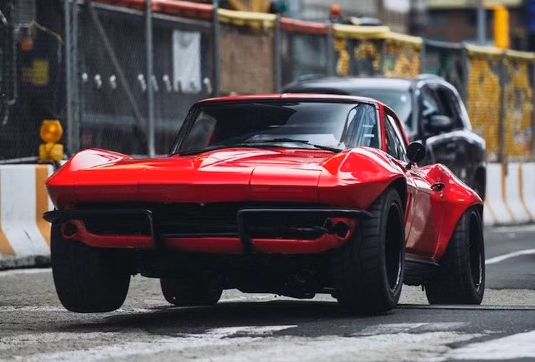 Để tìm hiểu nguyên nhân đứng sau sự phản bội của Dom, Letty đã tham gia vào nhiệm vụ tại New York với chiếc Chevrolet Corvette Stingray C2 đời 1966. Chiếc xe này đã được độ widebody để lắp lốp bản rộng, thay hộp số Muncie 4 cấp siêu bền và hệ thống treo độc lập phía sau, giúp nó dễ kiểm soát hơn.