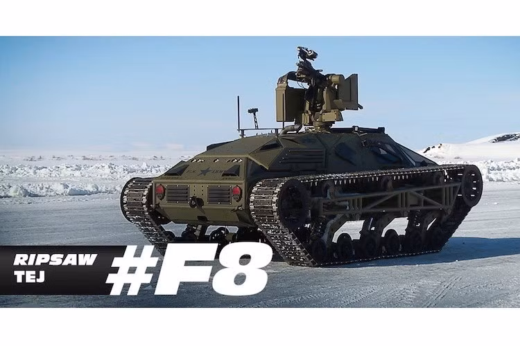 Hacker của đội là Tej sở hữu chiếc xe đặc biệt nhất - mẫu xe quân sự không người lái đặc chủng Robotic Ripsaw RWS. Đây là một mẫu xe tăng không người lái cỡ nhỏ được sử dụng bởi quân đội Mỹ nhưng trong phim, Tej là người trực tiếp điều khiển chiếc xe.