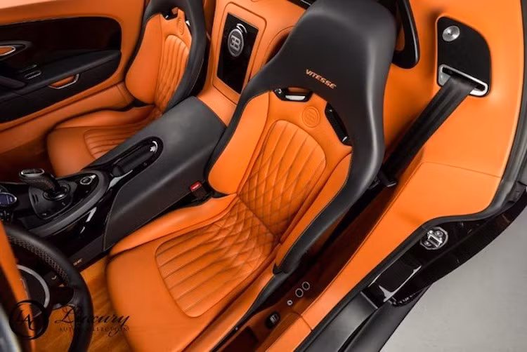Trên mỗi tựa đầu ghế ngồi của xe được thêu dòng chữ Vitesse như tên gọi, trong khi các ghế ngồi có bề mặt được chần chỉ vân con thoi cầu kỳ giống như những mẫu xe siêu sang đẳng cấp nhất. Hướng tới tốc độ, Bugatti Veyron Grand Sport Vitesse không có những hệ thống thông tin giải trí với màn hình cảm ứng lớn.