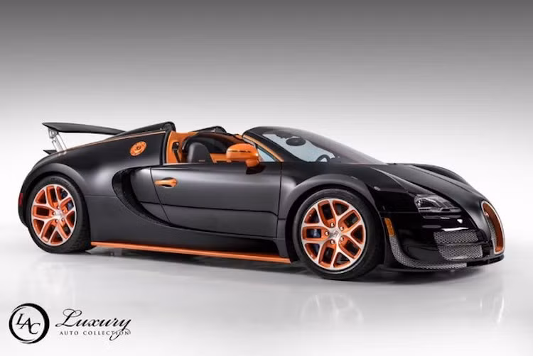 Được sản xuất từ năm 2011 tới 2015, Bugatti Veyron Grand Sport Vitesse về cơ bản là phiên bản mui trần của siêu xe nhanh nhất Thế giới Bugatti Veyron Supersport. Chính vì vậy, chiếc xe cũng được trang bị bộ bodykit thể thao cùng bộ mâm 5 cánh tương tự "người anh em" coupe của mình. Là một siêu xe mui trần, Grand Sport Vitesse có mui cứng dạng targa có thể tháo rời và cất bên dưới khoang hành lý phía trước.