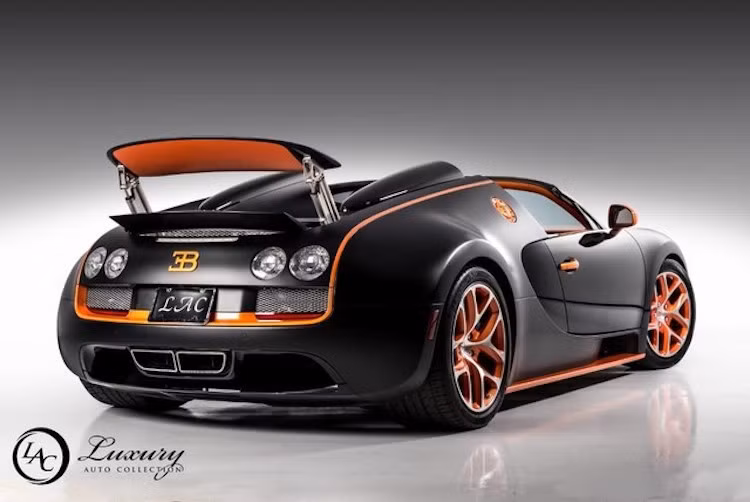 So với những chiếc Veyron Grand Sport Vitesse khác, chiếc xe của Floyd Mayweather có điểm đặc biệt là ngoại thất được sơn màu đen kèm theo các chi tiết viền màu cam. Cách phối màu này tương tự phiên bản Veyron Supersport Record Edition với khả năng đạt tốc độ tối đa 431 km/h và chỉ được sản xuất với số lượng giới hạn 5 chiếc.